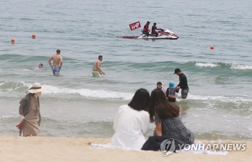 부산 낮 최고 30도 육박…해운대 해수욕장 한여름 풍경