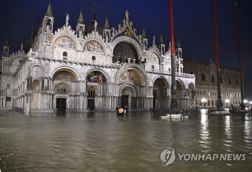 베네치아, 코로나19 와중에 때아닌 물난리…산마르코광장 침수