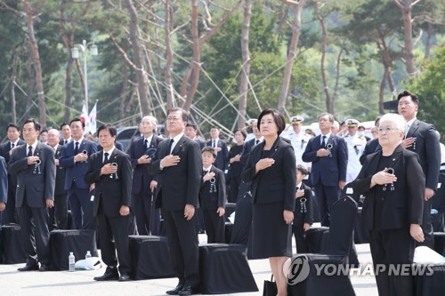 문대통령 "위국헌신 군인본분"…애국영웅들 일일이 호명(종합)