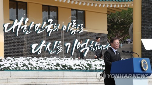 독립과 호국 앞세운 문대통령…"평범한 이웃이 애국영령"