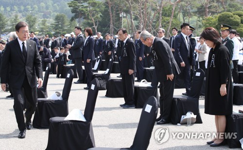 문재인·김종인, 4년만에 묘한 조우…대화는 없었다