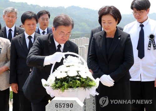 문대통령 "위국헌신 군인본분"…애국영웅들 일일이 호명(종합)