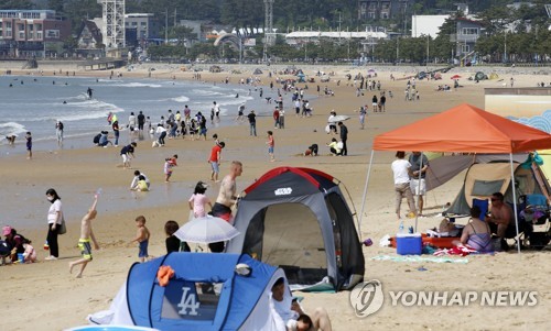 초여름 주말 산으로 바다로…비 그친 남부도 나들이 발길