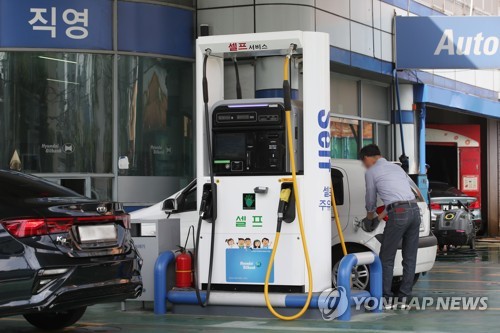 사회적 거리 두기로…"전기요금 늘고 주유비 줄었다"