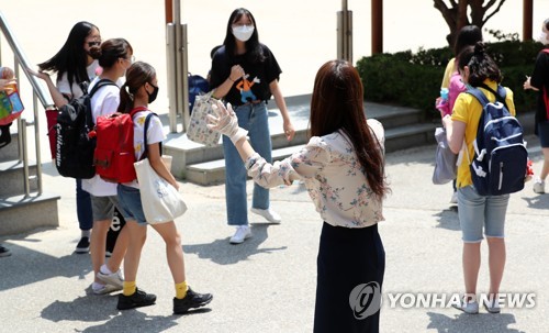 '아직도 불안하지만 모두 학교로'…순차적 등교 개학 마무리