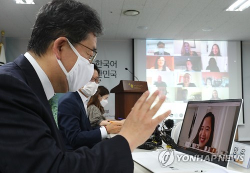 박양우 문화장관 "세종학당에서 열심히 배우는 게 어학연수죠"