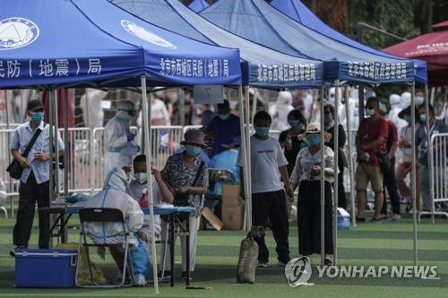 '집단감염 비상' 베이징 신규확진 또 27명…100명 넘어서