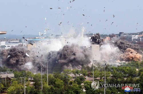 "北연락사무소 폭파, '비핵화 자신' 트럼프의 날아간 희망 부각"