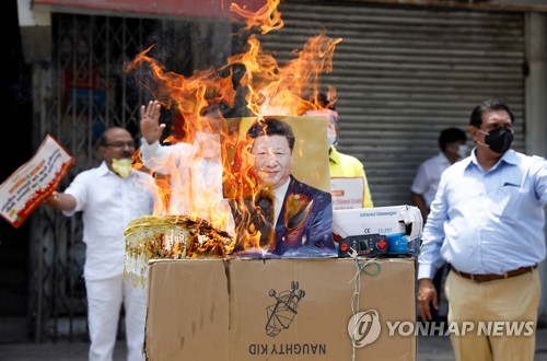 모바일로 번진 국경분쟁…인도 "중국앱 틱톡·위챗 쓰지마"(종합)