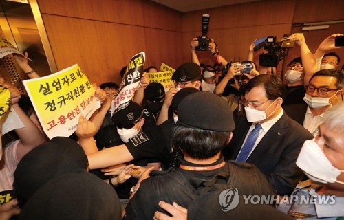 인천공항 "알바가 정규직?…보안요원, 정부 인증평가 통과해야"