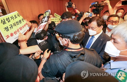 인천공항 직고용 후폭풍…정규·비정규·취준생 모두 불만