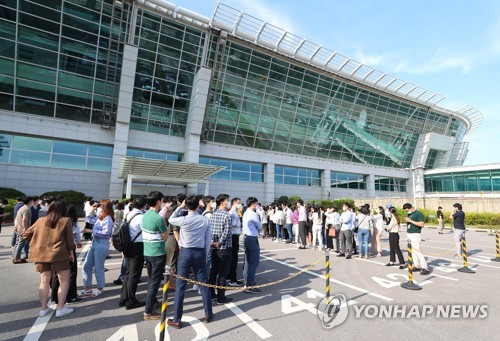 인천공항 직고용 후폭풍…정규·비정규·취준생 모두 불만