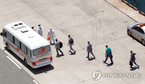 비행기 타고 한국 오면 2주 격리, 배 타고 오면 격리 면제?