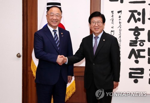 국회찾은 홍남기 "속 타들어가"…추경 통과 요청(종합)