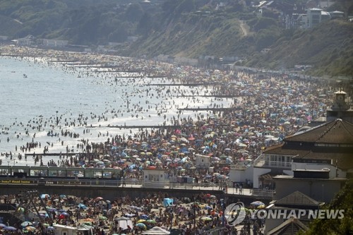 무더운 날씨에 해변 몰려간 영국인들…정부 "다시 폐쇄할 수도"