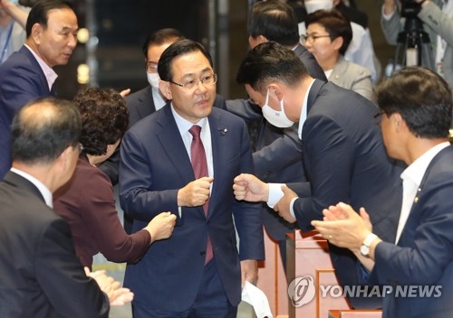 주호영 원내대표 만장일치 재신임