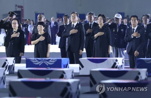 70년 만에 귀환 신고한 노병…거수경례로 맞이한 문대통령