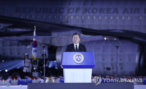 70년 만에 귀환 신고한 노병…거수경례로 맞이한 문대통령