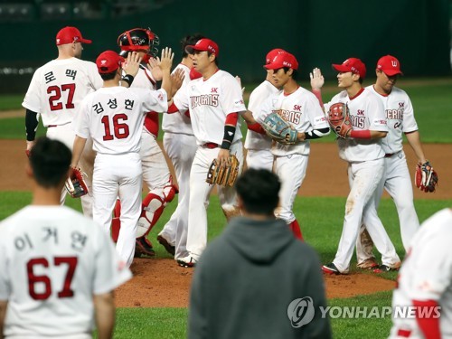 [프로야구전망대] 시즌 첫 낙동강 더비…'절친' 이동욱·허문회 창원서 지략대결