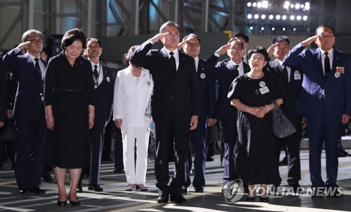 70년 만에 귀환 신고한 노병…거수경례로 맞이한 문대통령