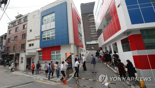 꼬리 무는 서울 집단감염…확진자 누계 오늘 1300명 넘을 듯