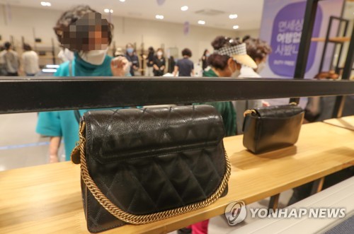 '코로나19 무색' 대전 명품판매 백화점·아웃렛 인파…방역 비상