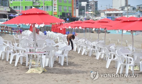 초여름 더위 속 휴일…"바다에 풍덩, 녹음 우거진 산으로"