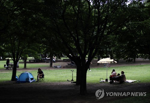 초여름 더위 속 휴일…"바다에 풍덩, 녹음 우거진 산으로"