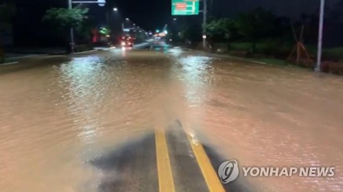 밤사이 강한 비바람에 잠기고 쓰러지고…전국서 피해 속출