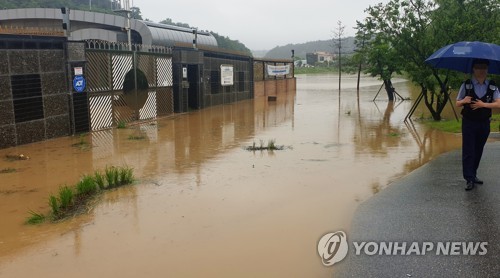 300㎜ 육박 폭우에 강원 피해 속출…빗길에 버스도 '쾅'