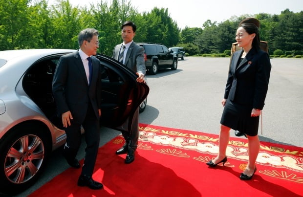 북측 통일각에서 열린 제2차 남북정상회담 당시 문대통령을 영접하는 김여정 노동당 중앙위원회 제1부부장.  [청와대 제공=연합뉴스]