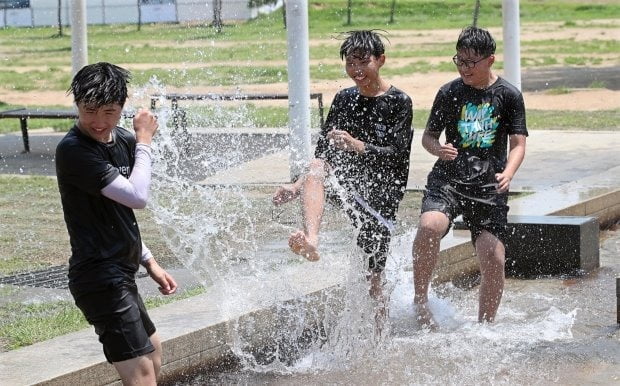 올여름 역대급 더위가 예정됐지만 코로나19 확산세에 서울시는 올해 한강공원 수영장과 물놀이장 개장을 잠정 연기했다. 사진은 재작년 서울 영등포구 여의도한강공원에서 학생들이 물놀이를 하는 모습. /사진=연합뉴스