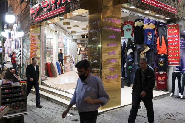 이란 내 신종 코로나바이러스 감염증(코로나19) 확산세가 둔화하면서 쇼핑몰 영업이 일부 허용된 20일(현지시간) 테헤란 시민들이 문을 연 상점들 주변을 지나가고 있다. 사진=연합뉴스