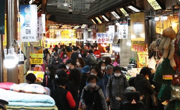 현재 논의되는 기본소득이 지속 불가능한 수준이라는 분석이 나왔다. 사진은 경기도 수원시 못골종합시장 모습. 사진=연합뉴스