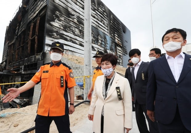 38명의 사망자가 발생한 경기도 이천시의 한 물류창고 공사장 화재 현장에서 지난달 12일 오후 더불어민주당 노동현장 대형 안전사고 방지 대책 특별위원회 전혜숙 위원장이 현장을 살펴보고 있다. 사진=연합뉴스