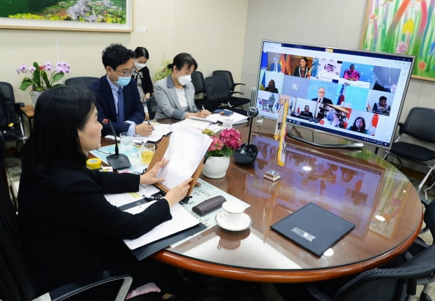 유명희 산업통상자원부 통상교섭본부장이 지난달 14일 정부세종청사 집무실에서 G20 회원국 및 초청국 통상장관, 국제기구 대표가 참석한 가운데 열린 '제2차 G20 통상장관 화상회의'에서 발언하고 있다. 사진=연합뉴스