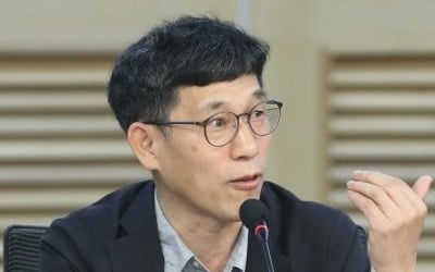 진중권 "무죄 판사 탄핵?… 조국·윤미향은 왜 못 내치나"