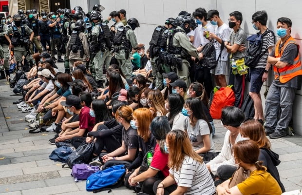 홍콩 경찰이 국가보안법 제정에 항의하는 시위 참가자들 붙잡고 소지품을 검사하고 있다. 사진=EPA 연합뉴스