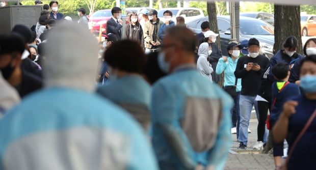 여의도 소재 학원에서 근무한 강사와 수강생 2명이 코로나19 확진 판정을 받은 가운데 지난달 29일 서울 영등포구 가톨릭대학교여의도성모병원 선별진료소에서 시민들이 진료를 받기 위해 줄을 서 있다. 사진=연합뉴스