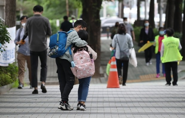 2일 오전 서울의 한 초등학교에서 어린이들이 등교하고 있다./사진=연합뉴스