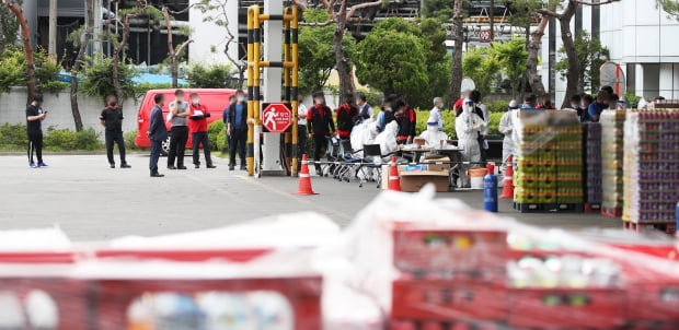 지난 2일 오후 경기도 안양시 코카콜라 안양사업장에 설치된 신종 코로나바이러스 감염증(코로나19) 선별진료소에서 직원들이 검사를 받고 있다. 사진=연합뉴스