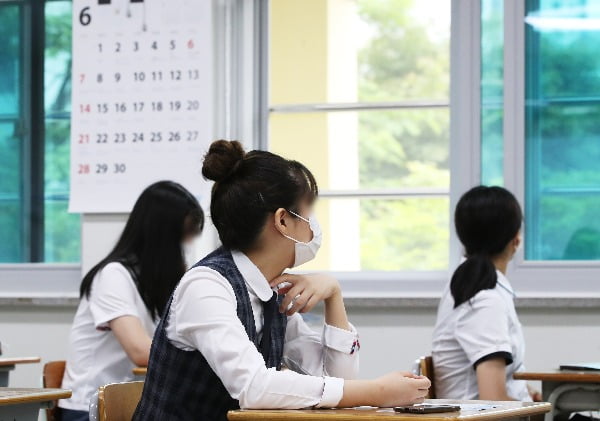 고등학교 1학년·중학교 2학년·초등학교 3∼4학년을 대상으로 한 3차 등교개학일인 지난 3일 오전 경기도 과천시 별양동 과천고등학교 1학년 교실에서 학생들이 창문을 열고 수업을 받고 있다/사진=연합뉴스