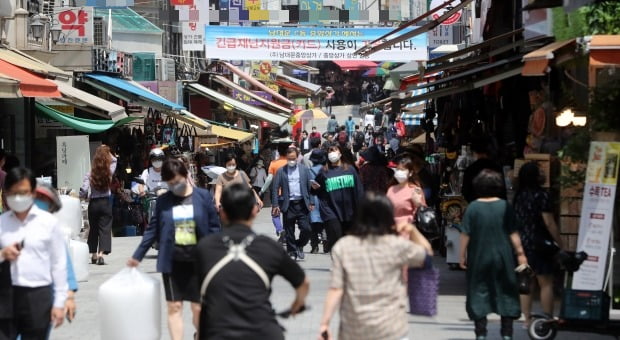 서울 남대문시장에서 시민과 관광객 등이 쇼핑을 즐기고 있다. 사진=연합뉴스