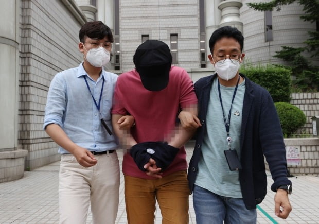 법원 나서는 서울역 묻지마 폭행범 (사진=연합뉴스)