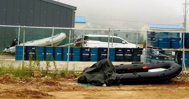 4일 오전 충남 태안군 근흥면 마도 방파제 인근에서 발견된 정체불명의 고무보트(왼쪽)가 근흥면 신진항 태안해경 전용부두 야적장에 옮겨져 있다. 사진=연합뉴스