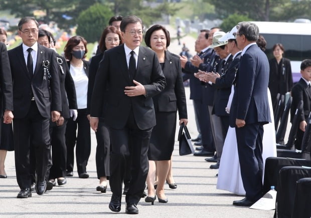 문재인 대통령과 부인 김정숙 여사가 6일 오전 대전시 유성구 국립 대전현충원에서 열린 제65회 현충일 추념식에 입장하고 있다. /사진=연합뉴스