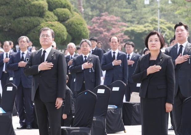 문재인 대통령과 김정숙 여사가 6일 대전 유성구 국립대전현충원에서 열린 제65회 현충일 추념식에 참석해 국기에 경례하고 있다. / 사진=연합뉴스