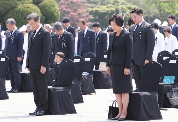 문재인 대통령과 부인 김정숙 여사가 6일 오전 대전시 유성구 국립대전현충원에서 열린 제65회 현충일 추념식에 참석, 추도 묵념하고 있다. 사진=연합뉴스