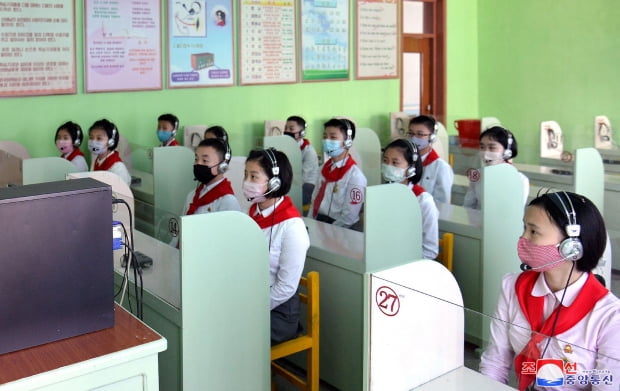 북한 평양직할시 내 평천구역 평천초급중학교 학생들이 마스크를 쓴 채 학업에 집중하고 있다고 조선중앙통신이 지난 6일 보도했다. 사진=연합뉴스