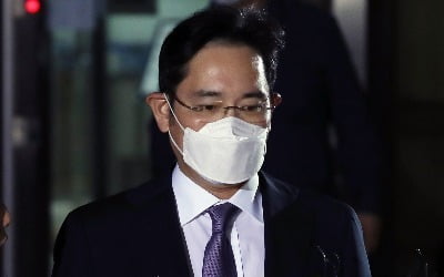 구속 면한 이재용, "늦게까지 고생하셨습니다" 한마디 후 떠나